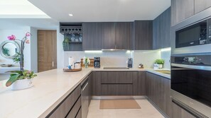 Apartamento, 1 cama de matrimonio grande con sofá cama, balcón (Sonoran Star One 1601) | Cocina privada | Frigorífico pequeño, microondas y mesa de comedor