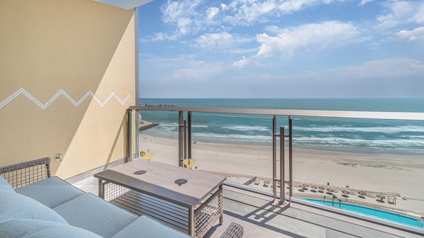 Un balcone con vista sulla spiaggia e sull'oceano.
