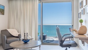 Condo, 1 giường cỡ king và sofa giường, ban công (Sonoran Star One 1604) | Khu phòng khách | TV màn hình phẳng 42-inch có truyền hình kỹ thuật số 