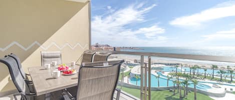 Condo, 1 cama King size y sofá cama, balcón (Sonoran Star One 502) | Restaurante al aire libre