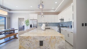 House, Multiple Beds, Balcony, Garden View (Casa Especial) | Private kitchen | Toaster, dining tables