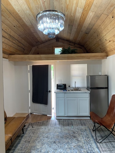 Cozy cabin in Eastman with all the amenities
+ space and privacy