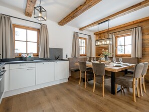 Kylskåp, mikrovågsugn, ugn och spishäll