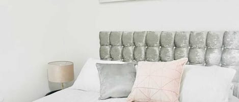 1 habitación, tabla de planchar con plancha, wifi y ropa de cama
