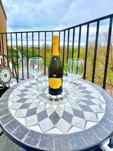 Penthouse Apartment in Portsmouth: Close to Beach
