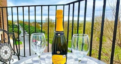 Penthouse Apartment in Portsmouth: Close to Beach