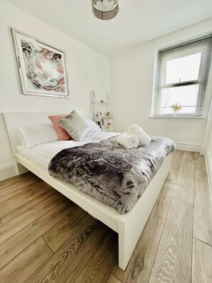 1 slaapkamer, een strijkplank/strijkijzer, wifi, beddengoed