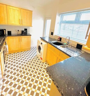 Private kitchen - Perfect Portsmouth Getaway Close to Beach (Portsmouth)
