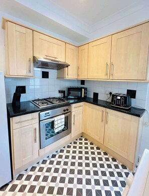 Private kitchen - Perfect Portsmouth Getaway Close to Beach (Portsmouth)