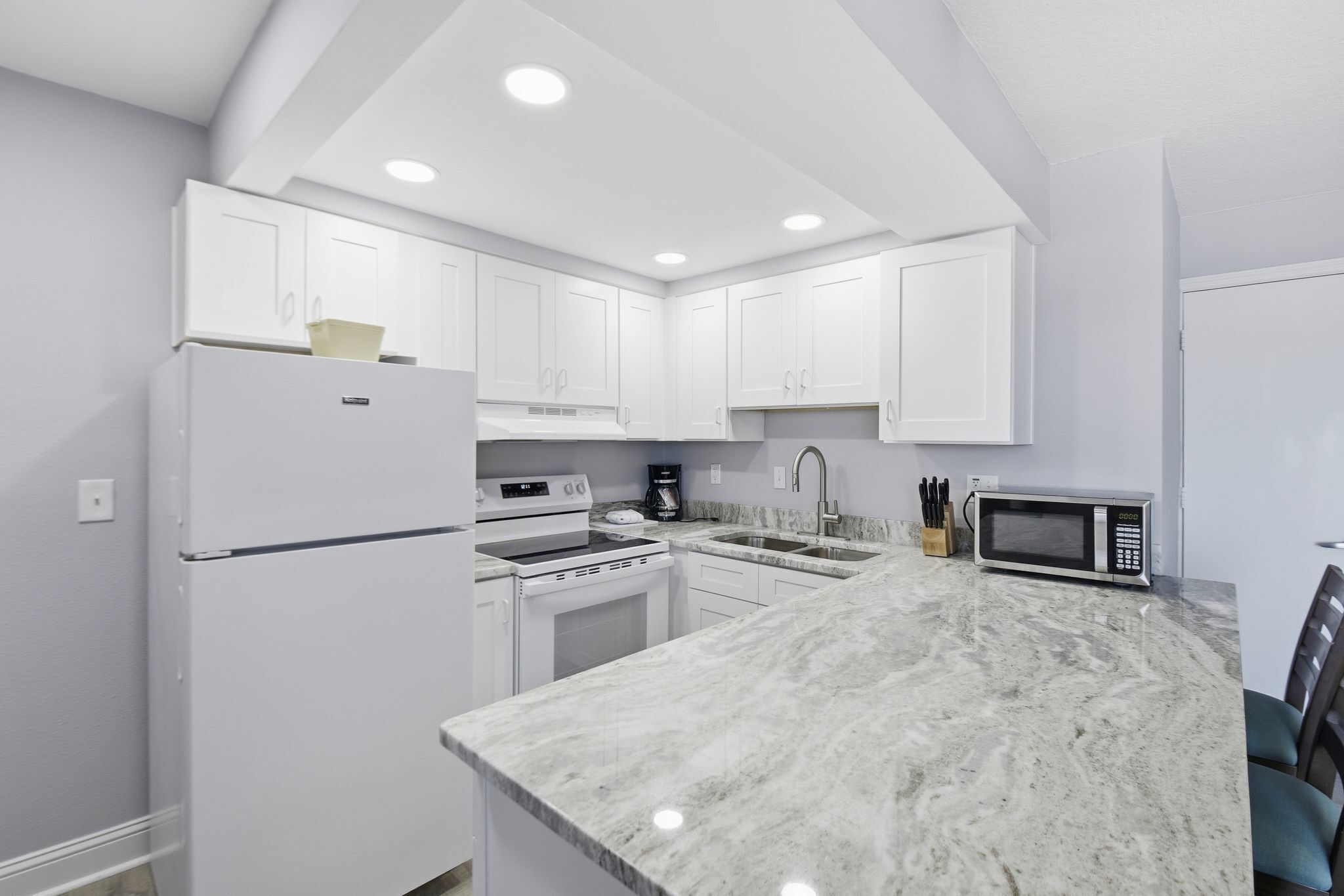 Geladeira, micro-ondas, fogão, cooktop