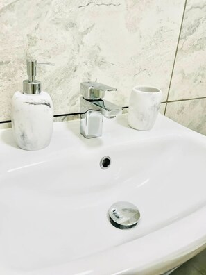 Shower - Apartment 3 Hamilton House (Portsmouth)