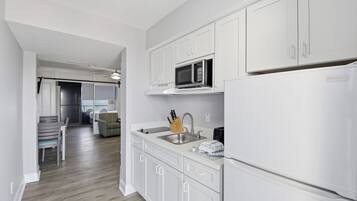 Kjøleskap, mikrobølgeovn, kokeplater og kaffetrakter/tekoker