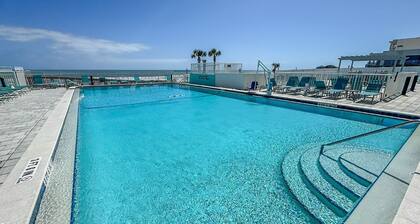 Beachfront Studio Stay | Balcony Views & Hot Tub