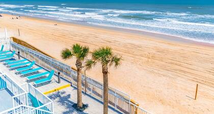 Beachfront Studio Stay | Balcony Views & Hot Tub