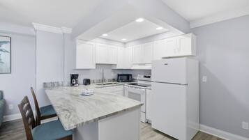 Een koelkast, een magnetron, een oven, een kookplaat