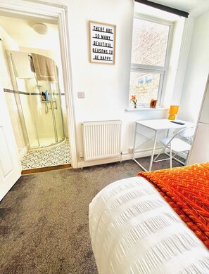 Tabla de planchar con plancha, wifi y ropa de cama 