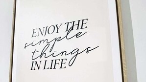 Une citation inspirante encadrée, accrochée au mur.