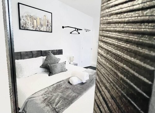 Fawcett House: Southsea Gem with Kitchen & Free parking
