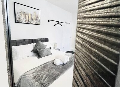 Fawcett House: Southsea Gem with Kitchen & Free parking