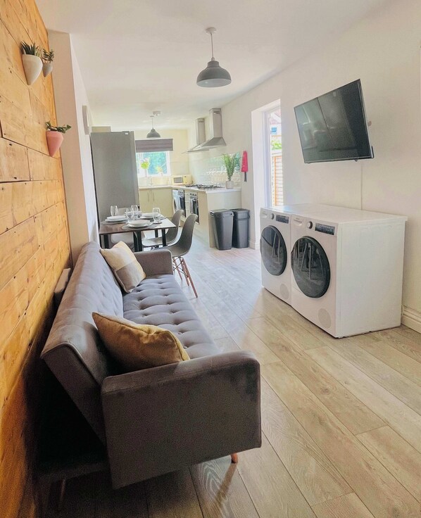 TV, offices - Portsmouth House: Family-Friendly & Cozy! (Portsmouth)