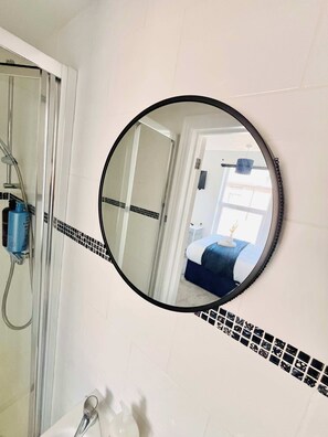 Shower, hair dryer, towels - Portsmouth House: Family-Friendly & Cozy! (Portsmouth)