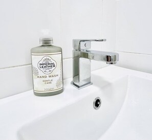 Shower, hair dryer - Apartment 2 Hamilton House (Portsmouth)