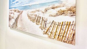 A beach scene with a wooden fence and a clear sky. - Portsmouth Apartment: Family friendly with Parking (Portsmouth)