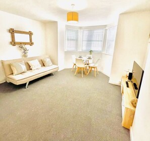 TV, offices - Apartment 2 Hamilton House (Portsmouth)