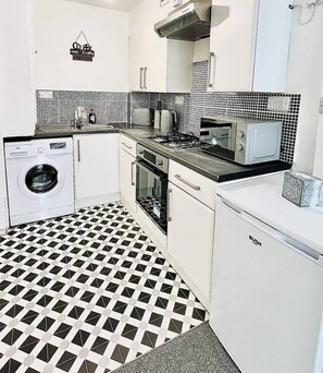 Fridge, microwave, oven, stovetop - Apartment 2 Hamilton House (Portsmouth)