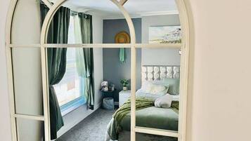 Tabla de planchar con plancha, wifi y ropa de cama