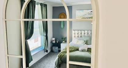 Alver Road House: Hot Tub, Free Parking & Family Friendly