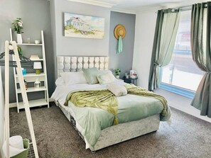 Iron/ironing board, WiFi, bed sheets - Alver Road House: Hot Tub, Free Parking & Family Friendly (Fratton)