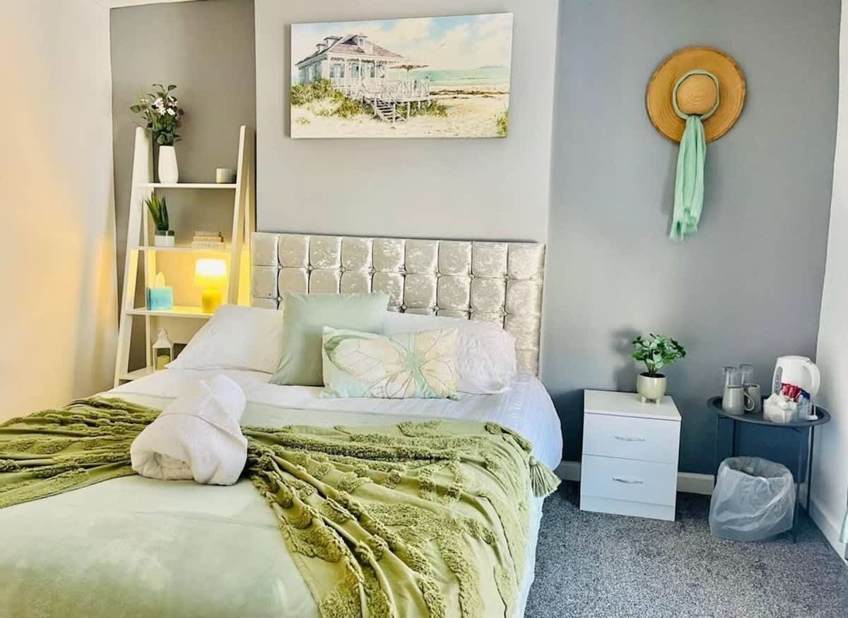 Iron/ironing board, WiFi, bed sheets