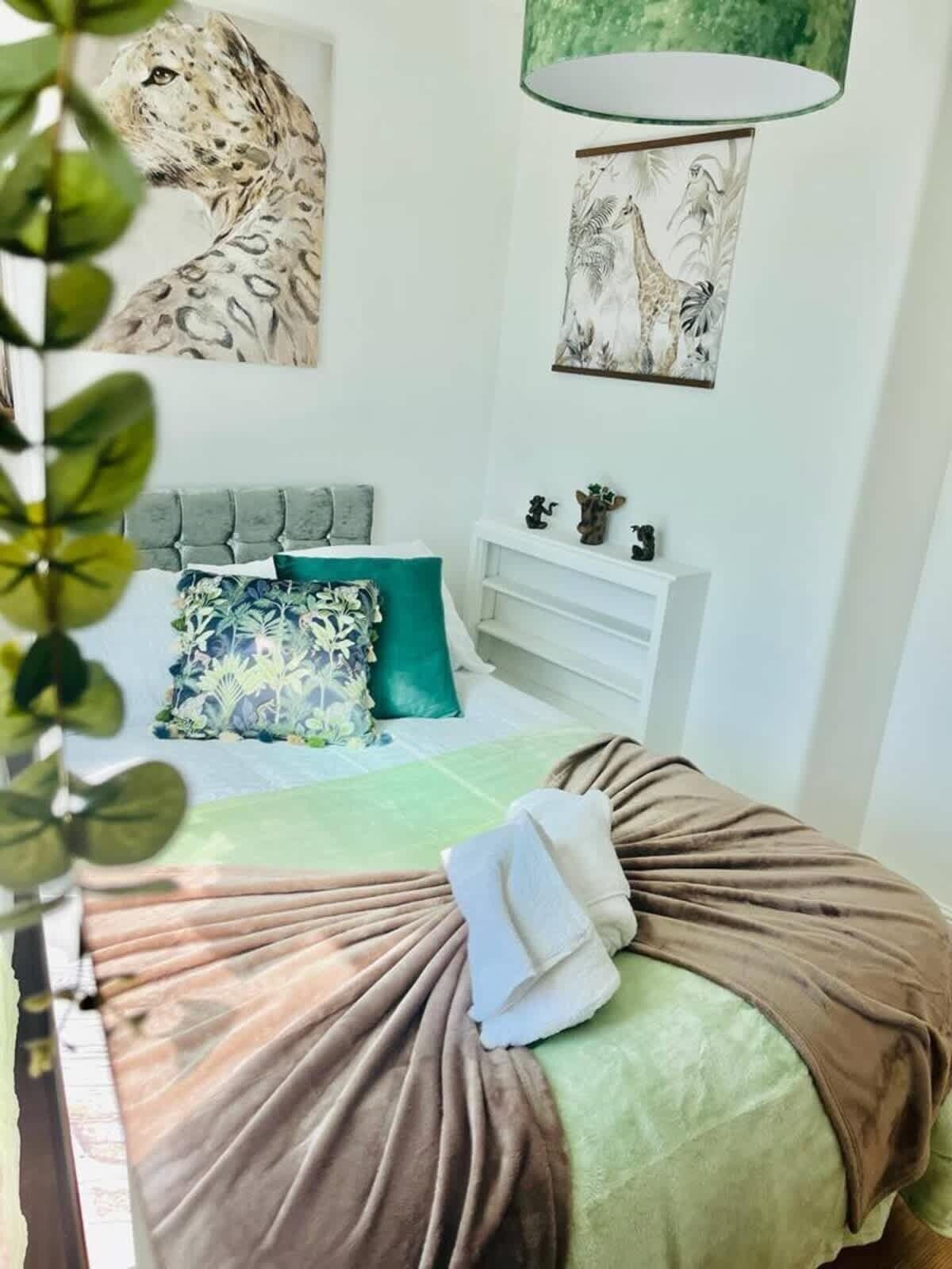 Iron/ironing board, WiFi, bed sheets