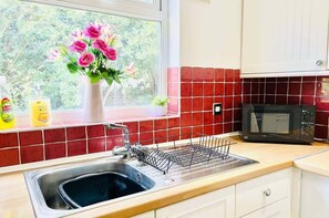 Køleskab, mikrobølgeovn, ovn, kogeplade