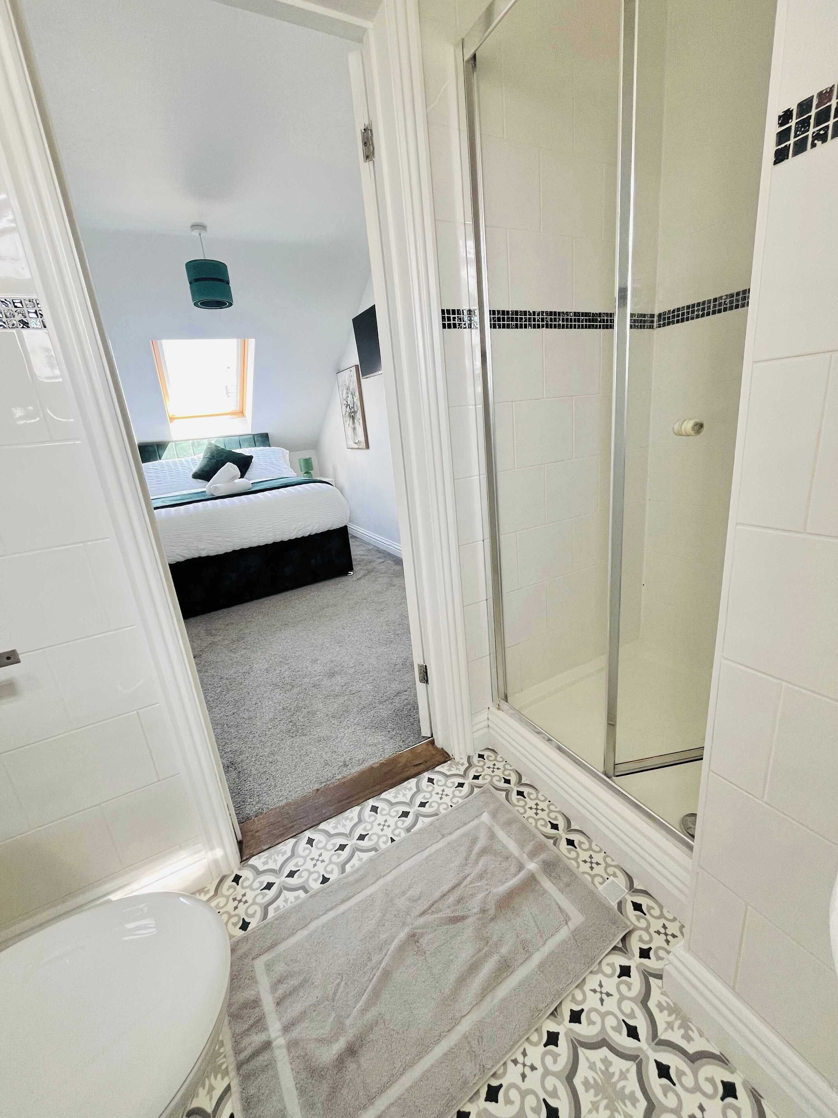 Shower, hair dryer, towels