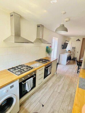 Fridge, microwave, oven, stovetop - Cleveland Road House: Comfort & Convenience (Portsmouth)