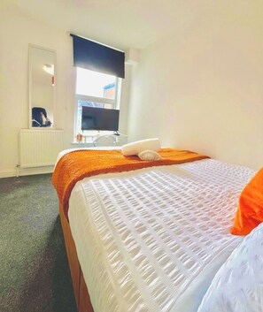 Tabla de planchar con plancha, wifi, ropa de cama