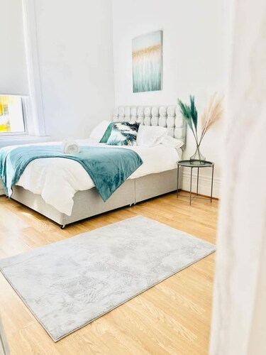 Portsmouth Getaway: Free parking & King Bed