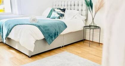 Portsmouth Getaway: Free parking & King Bed