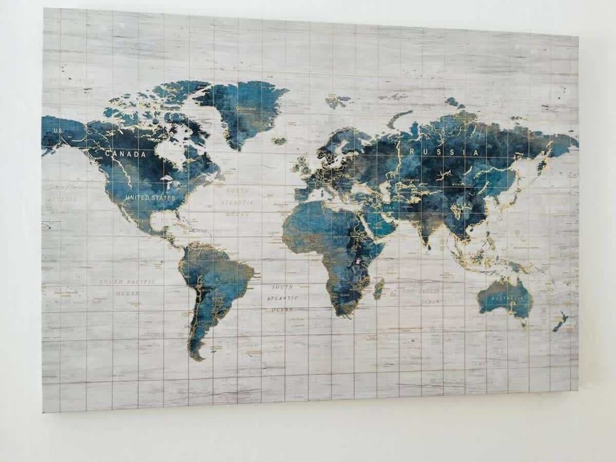 Eine Weltkarte mit Gitternetzlinien und Ländernamen.