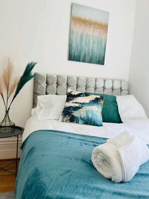 Iron/ironing board, WiFi, bed sheets - Portsmouth Getaway: Free parking & King Bed (Portsmouth)