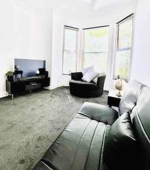 TV, offices - Portsmouth Apartment - Seaside Gem (Portsmouth)