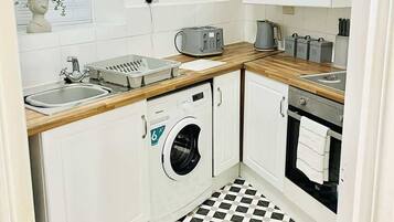 Jääkaappi, mikroaaltouuni, uuni, liesi