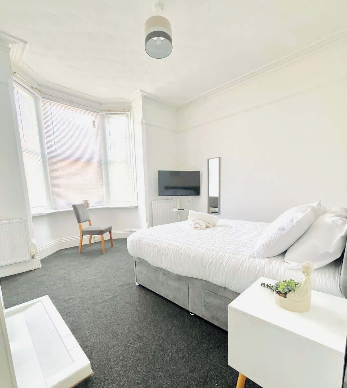 Iron/ironing board, bed sheets