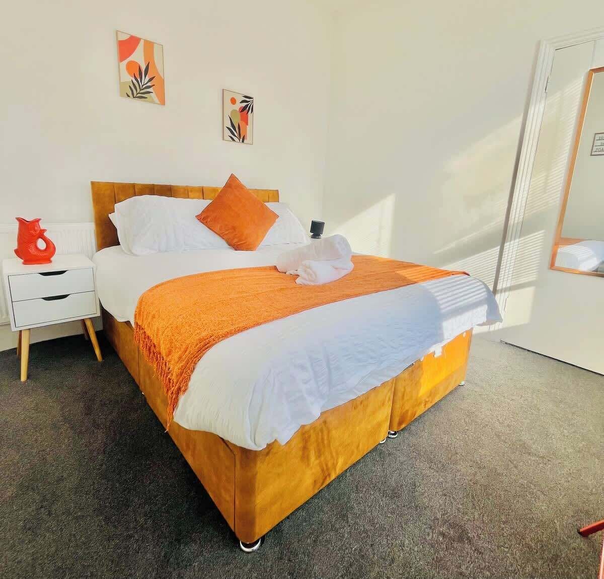 Iron/ironing board, bed sheets