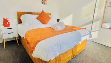 Iron/ironing board, bed sheets