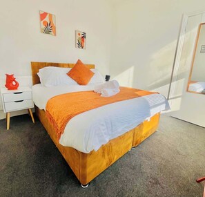 Iron/ironing board, bed sheets