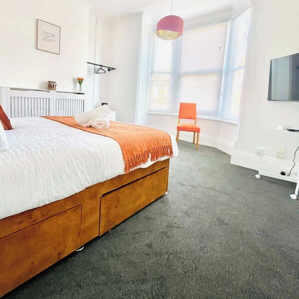 Iron/ironing board, bed sheets