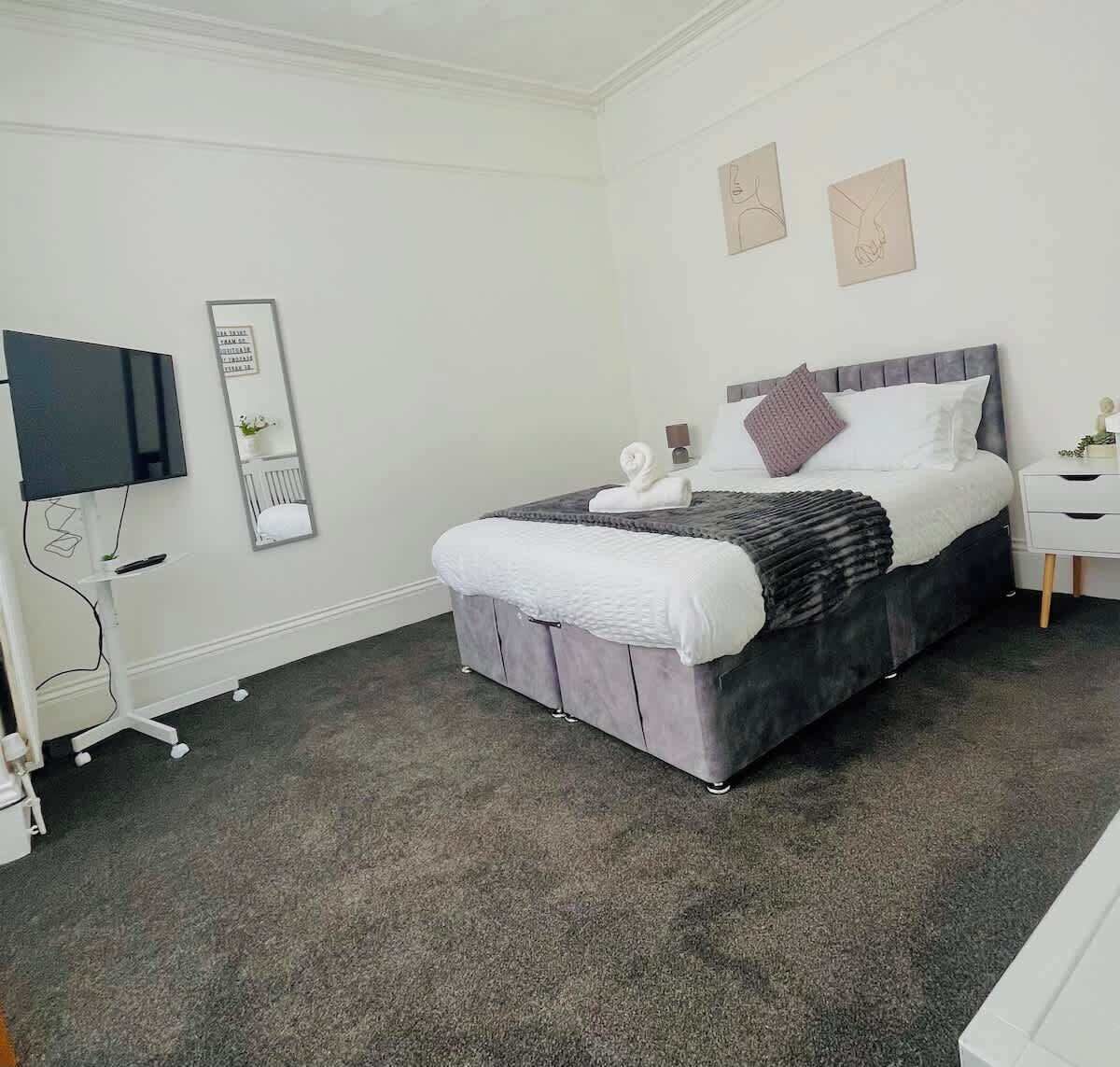 Iron/ironing board, WiFi, bed sheets